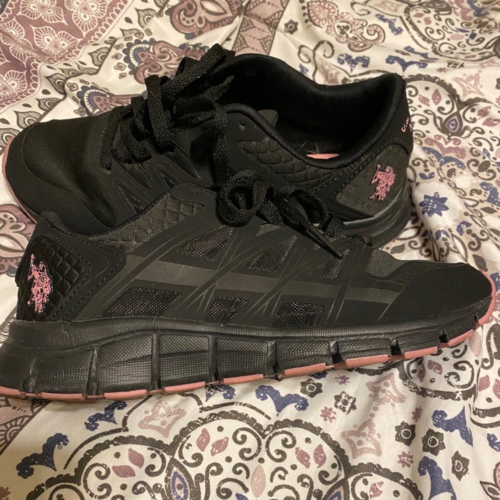 Tennis shoes
